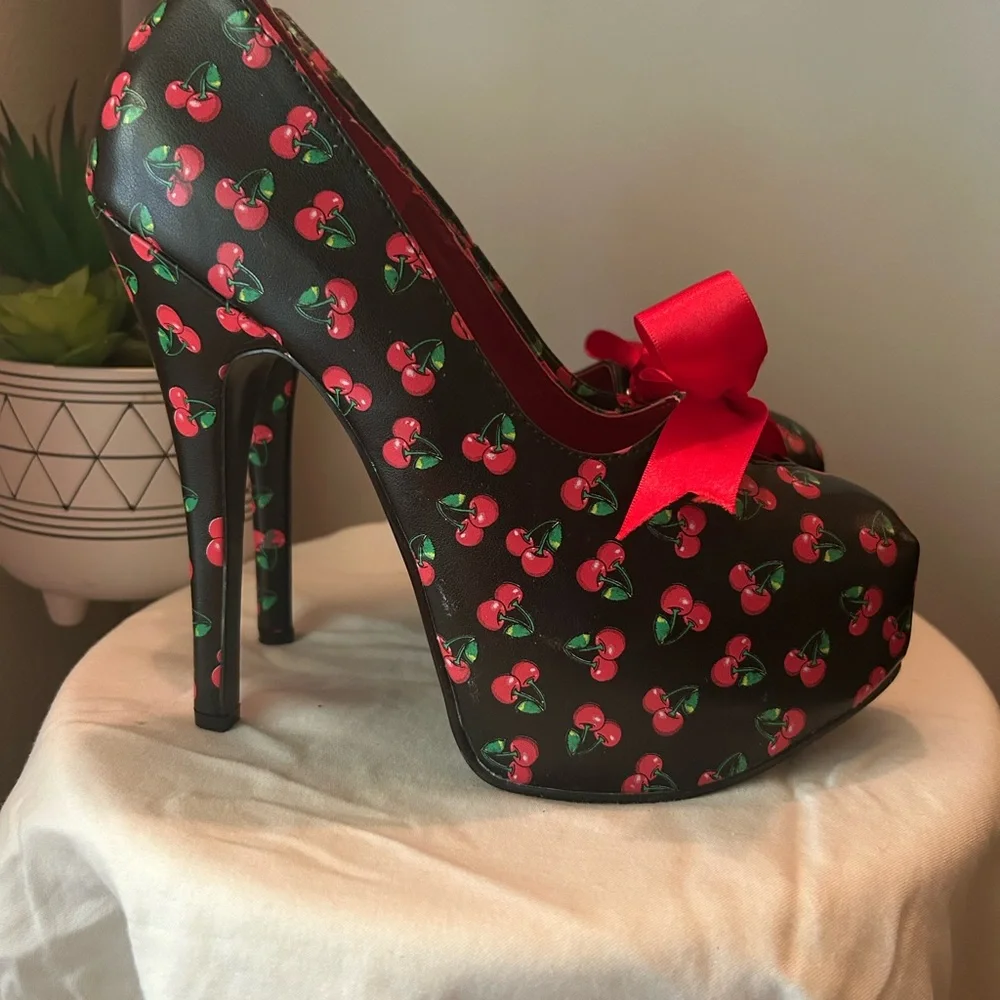 Pin Up Couture Platform Heels - Picture 3 of 8